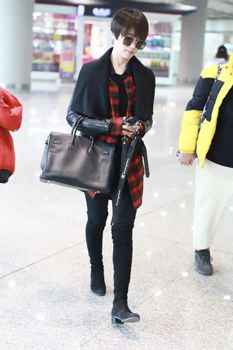 谢楠手挎8万元包亮相,穿皮衣架黑超气场好a,这小身板哪像生过娃