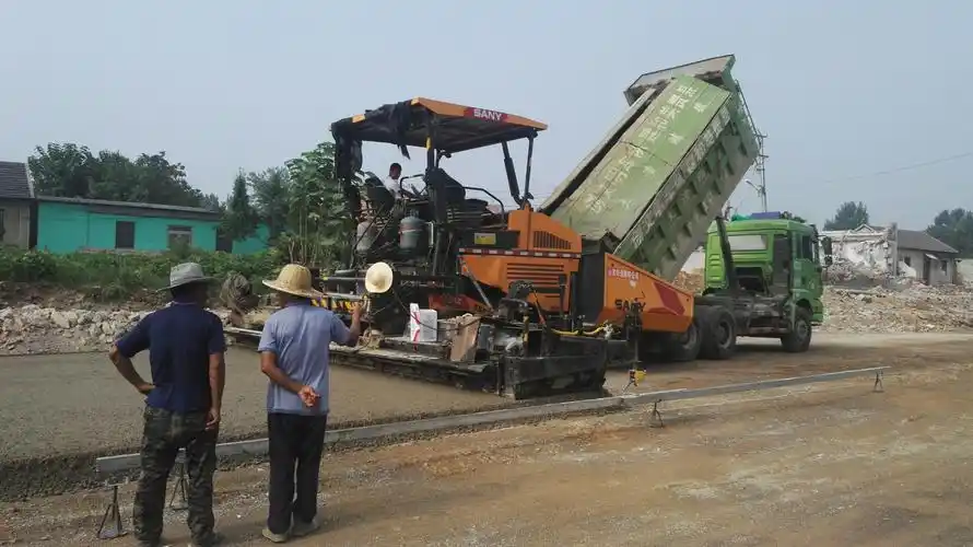 费县文明路摊铺水稳剪影——lyf勇攀远峰