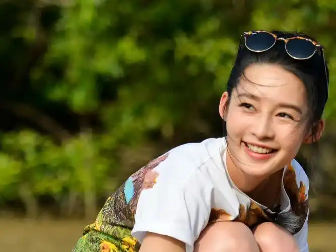 李沁面相八字分析