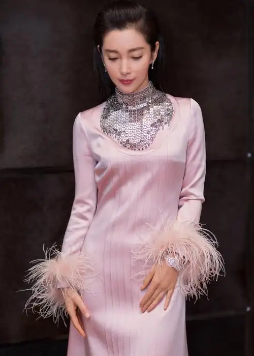 李冰冰昨夜亮相中国电影华表奖的红毯现场,浅绿色刺绣礼服裙性感友排