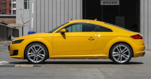 奥迪tt双门,适合年轻人驾驶,整体线条比较饱满