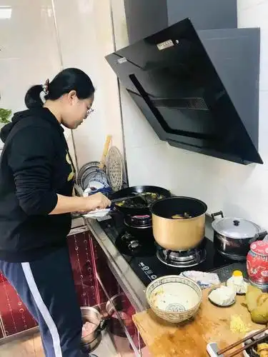 周末帮妈妈做饭打扫卫生,越来越能干了!