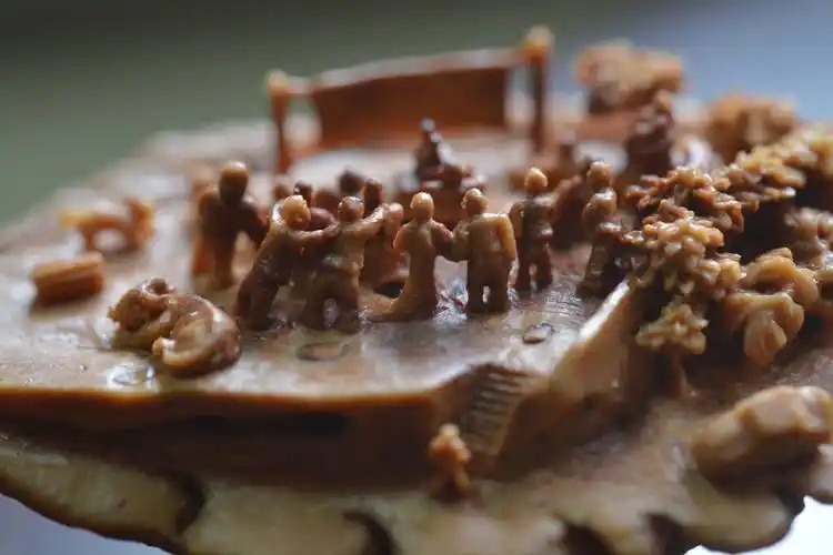 男子辞职专做桃核微雕一件作品曾卖上万元