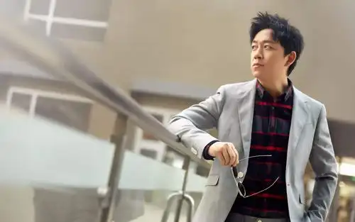 中国男星潘粤明:我没有也不需要人设,想活得轻松自然