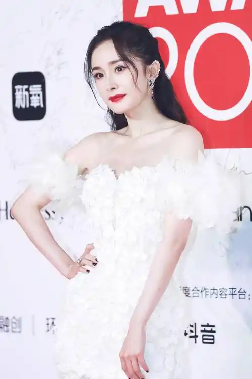 杨幂出席成都某活动,身着白色礼服大秀身材_女明星_事业_时尚