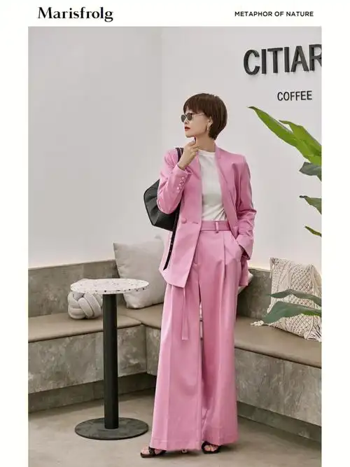 粉色西服套装