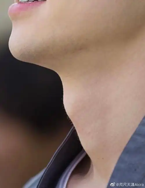 扒@邓伦的各种细节系列之喉结篇(这是应之前好多的喉结党的要求做的)