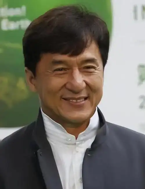 回顾:70岁成龙现身参加活动,头发花白尽显老态,大家偶像确实老