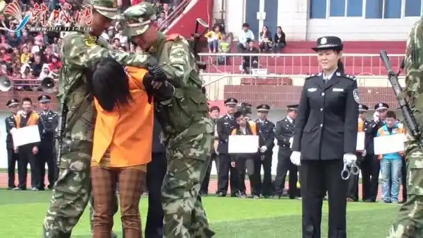 2012年4月20日某市体育场召开"公拘 公捕 公判大会_clip