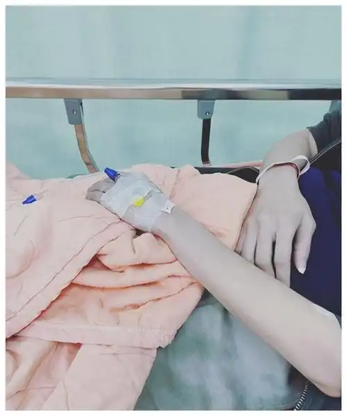 生日夜出事侯佩岑曝急性过敏呼吸困难送医病床吊点滴照曝光