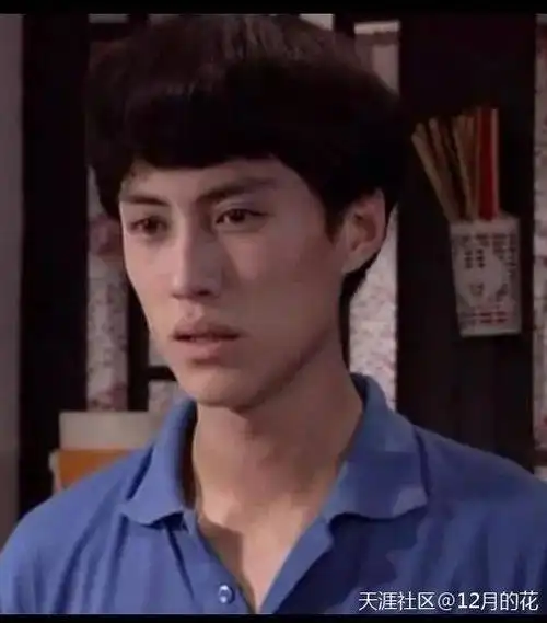 靳东头确实比较大,颧骨外扩严重,年轻瘦的时候真的不是很打眼,这也