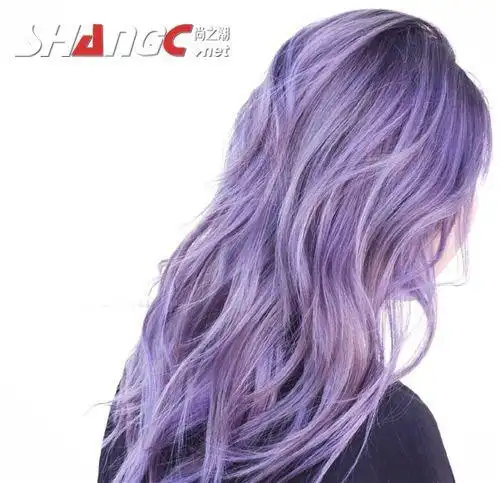 色系的金色,是很相宜的,古铜色肌肤配上古铜色的头发就是个不错的选择