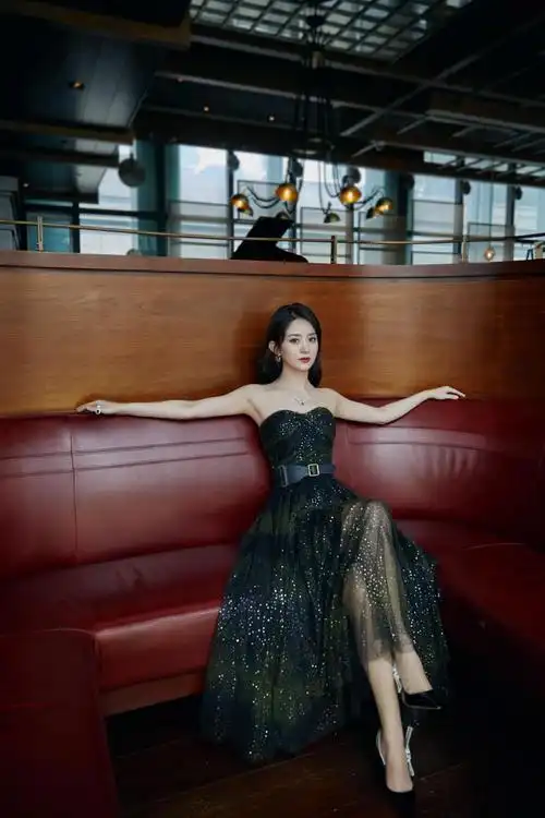 赵丽颖星河渐变抹胸裙优雅写真