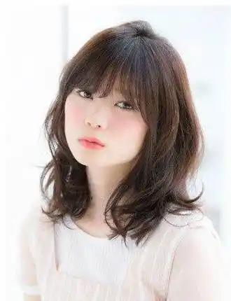 女生斜刘海发型图片 轻松助你修颜又减龄|脸型|中长发|卷发|梨花头