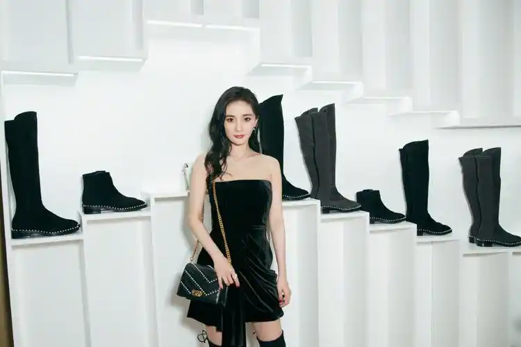 分享一组杨幂图片给大家,图中的明星图片壁纸会点缀你的电脑桌面,美化