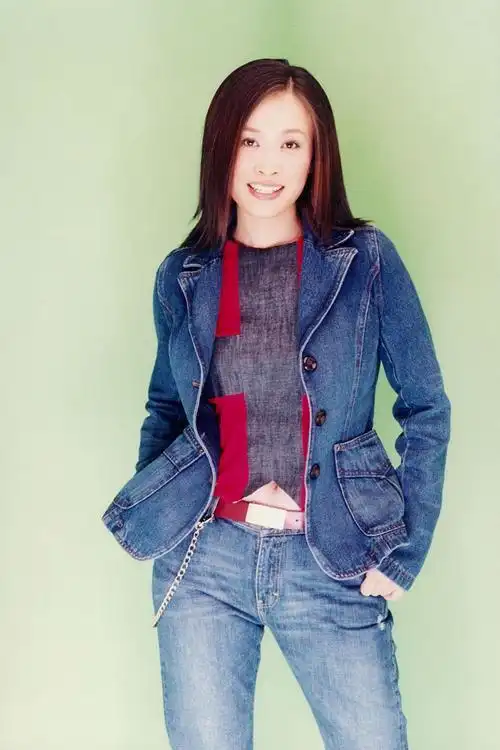 资料图片:华纳演唱会群星风采(3)-那英