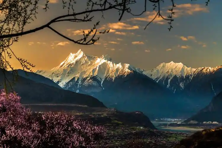 索松村的西边是多雄拉雪山,同样雄伟壮美.这是晨曦中的多雄拉雪山.