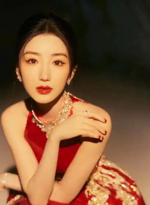 真是被毛晓彤的红裙子给美"翻"了_气质_舞台_红色