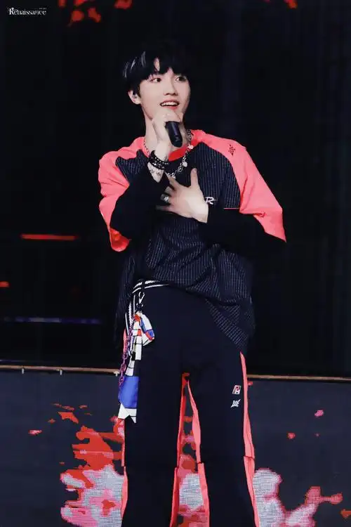 今日星拍放送##苏新皓在地铁上跳舞