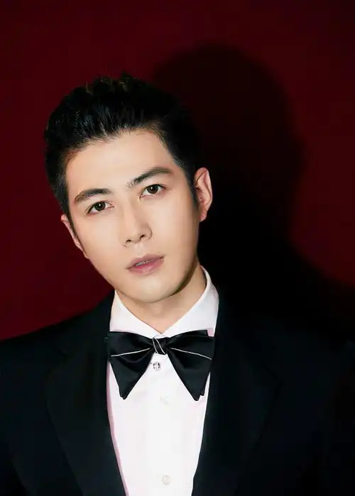 陈学冬西装写真潇洒帅气 成熟稳重尽显精致型男魅力