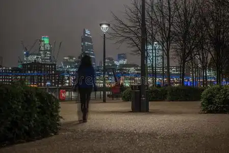 伦敦天际线,一个不认识的女人在晚上散步照片