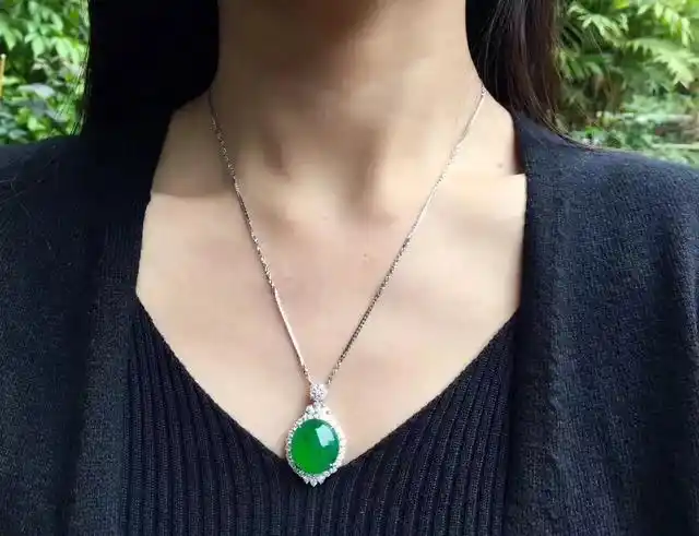 玉石饰品的种类多样,除了玉镯,玉坠也是非常适合我们女性佩戴的.