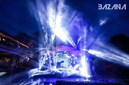 夜幕中,开启各种梦幻灯效的主舞台也是十分吸睛!