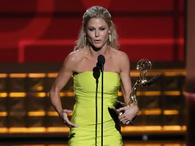 julie bowen-2012第64届艾美奖(emmys awards)颁奖典礼花絮壁纸