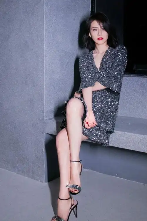 姚笛扮逃跑的公主看着身材挺骨感穿深v裙也挺有曲线美