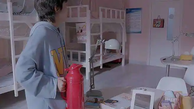 少年派:林妙妙变名人帮同学签名,邓小琪跟她闹别扭,分道扬镳-影视综