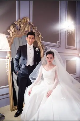 搞怪卖萌玩穿越    日前,一组黄晓明和angelababy的结婚证件照在网络