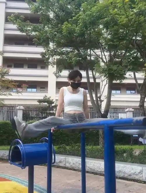 户外瑜伽,一字马!