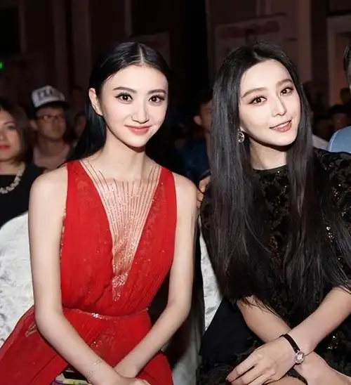 景甜可是出道没多久就被评为"人间富贵花",成为了继范冰冰后第二位