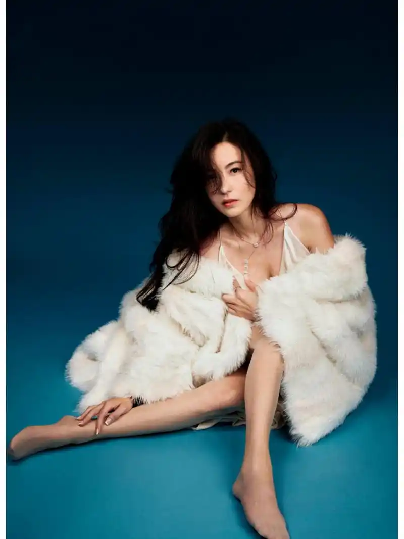 张柏芝男人风尚12月刊封面大片  在演艺中,张柏芝展现出天真美丽的