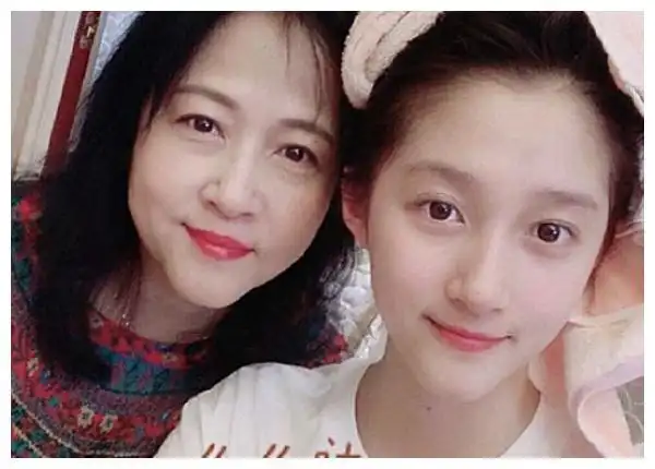 关晓彤姐姐离世了吗关晓彤的姐姐关晓丹真的因为心脏病去世了吗