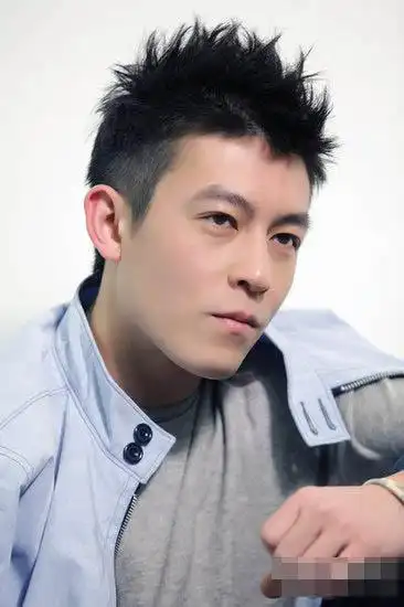 陈冠希坏小孩归来 拍写真狂抖衣领耍帅(2/7)