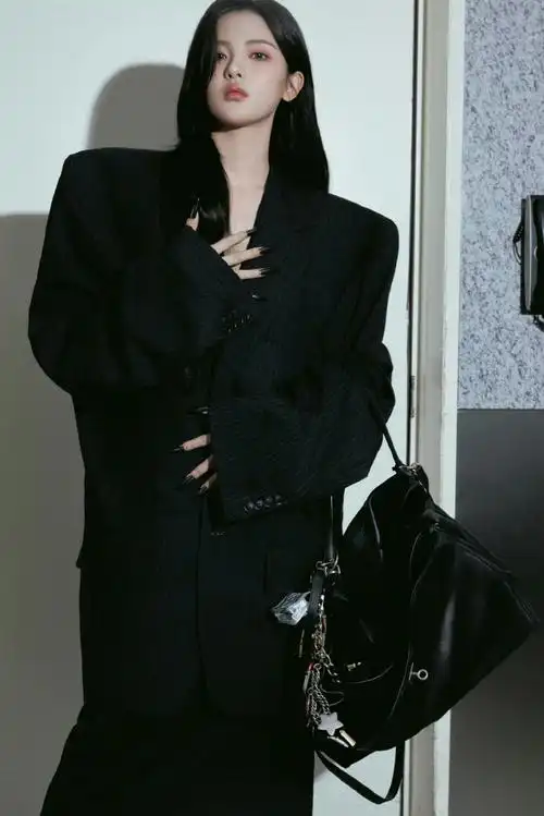 巴黎世家大秀##杨超越黑色猫爪美甲