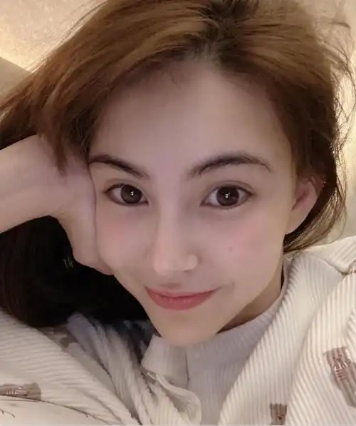 昆凌晒宅家素颜照,周杰伦成功减四十斤,一时之间不知道该羡慕谁