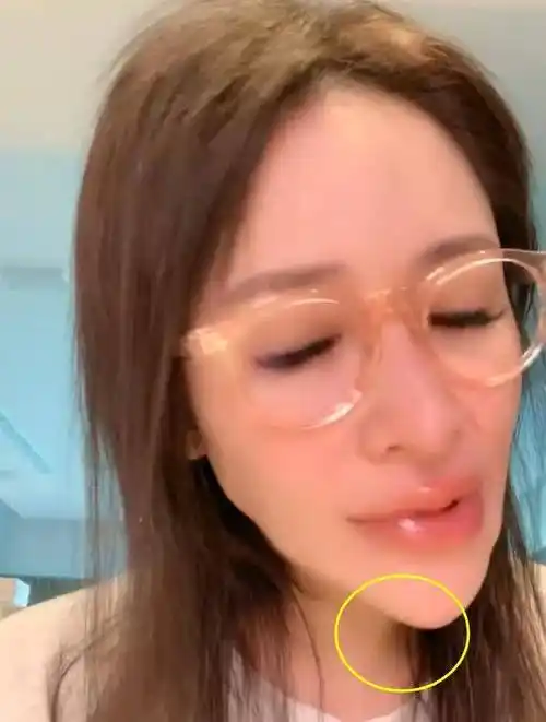 43岁萧亚轩自曝单身!直播暴瘦,表情诡异,精神状态令人担忧!