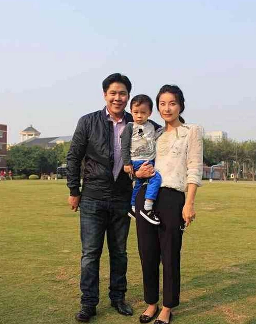 郭晶晶一家三口回老家保定 霍启刚和儿子戴红领巾抢镜