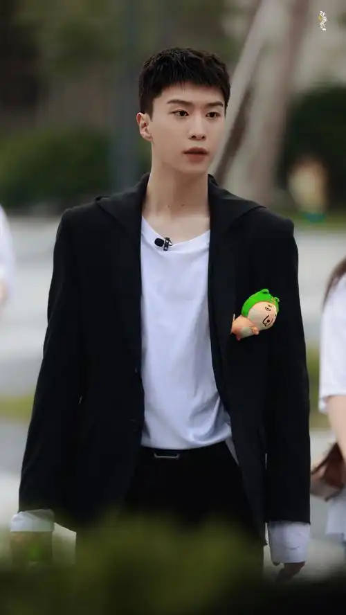 新一季录制路透#范丞丞《青春环游记》路透休闲西装配上短发清爽帅气!