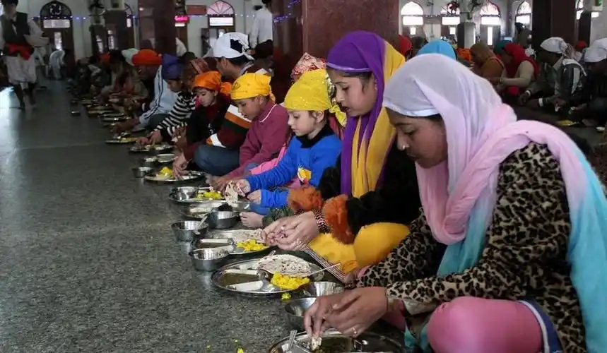 印度人吃饭也是直接用手抓的