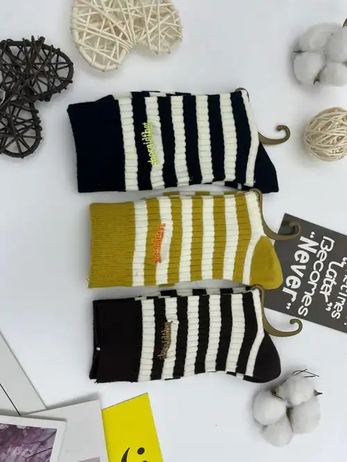 袜子  #好看的袜子  三双装,双针刺绣女中筒潮袜,做副业摆地摊的多少