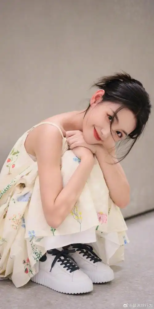 蒋依依碎花吊带甜美可人