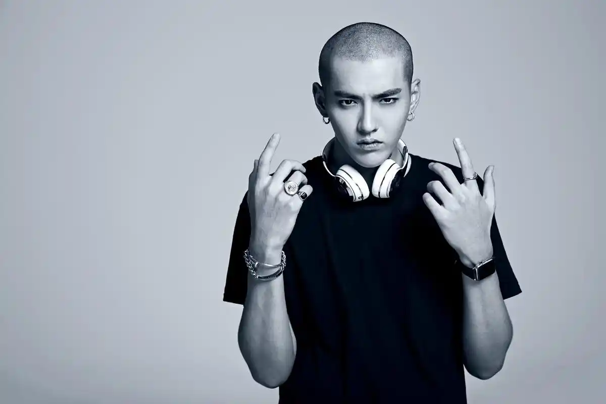 美男吴亦凡老炮儿光头造型电脑桌面壁纸下载1