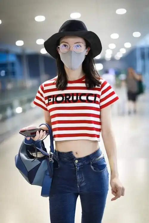 金晨又炫腹红白条纹露脐装配牛仔裤洋气时髦身姿婀娜