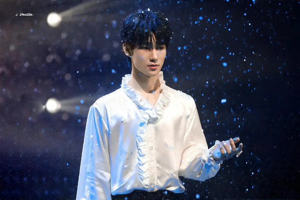 【张真源再现提裤子名场面】  张真源的舞台又再现提裤子名场面, 今晚