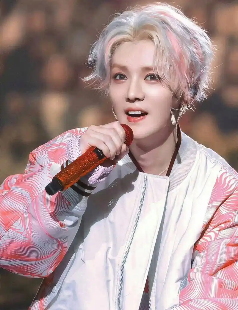 爱豆鹿晗回来了,还有人不知道鹿晗出道当日上热搜吗? 惊艳中韩日三国.