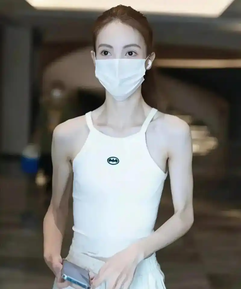 金晨这也太瘦了吧!都快皮包骨,瘦成纸片人了!