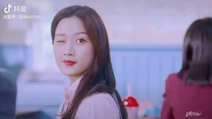 女神降临女主以为校草知道了她化妆的秘密疯狂讨好校草没想到竟是个